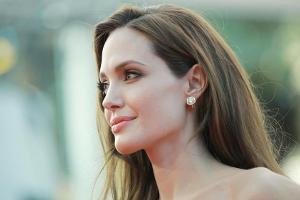 Angelina Jolie: Kleiner Spinnen-Snack für zwischendurch