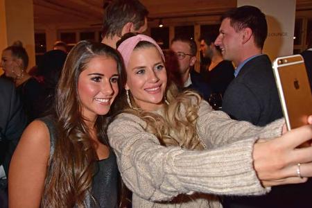 ...scheinen der einstigen 'DSDS'-Teilnehmerin verziehen zu haben - und schießen gerne ein Erinnerungsfoto mit ihrem Idol. De...