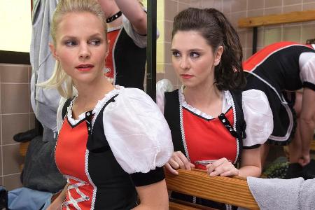 Rivalinnen: Saskia Unger (Sinja Dieks, l.) und Annika Lobinger (Natalia Rudziewicz, r.) müssen mit der Tanzgarde gleich zum ...