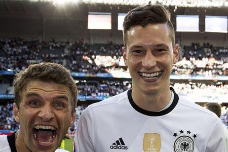 Stürmer Thomas Müller (27) teilt ein Foto mit seinen Fans, das ihn und Julian Draxler (23) im Fußballstadion nach einem Spie...