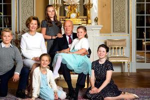 Norwegens König Harald posiert für süßes Familienfoto