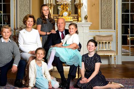 Das norwegische Königspaar Harald und Sonja und ihre fünf Enkelkinder