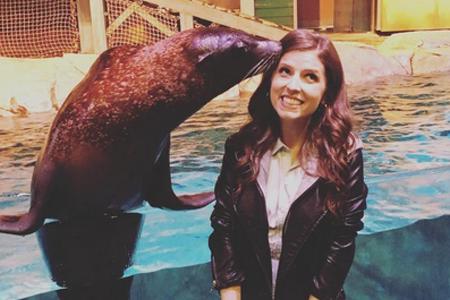 Anna Kendrick scheint ganz verliebt in ihren tierischen Freund Anna Kendrick scheint ganz verliebt in ihren tierischen Freund