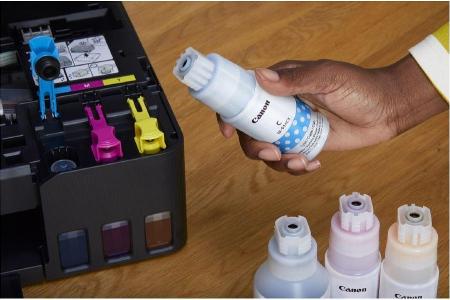 Die Tintenflaschen des Canon Pixma sind so konstruiert, dass sie sich nur auf den richtigen Tank aufsetzen lassen. Der Füllp...