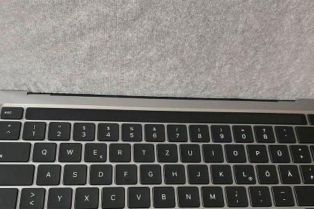 Kaum ausgepackt, schon fährt das Macbook Pro M1 hoch.