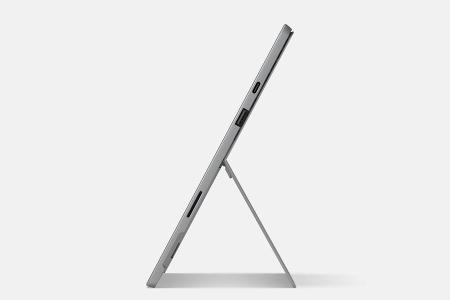 Neben die schmale Typ-C-Buchse passt beim Surface Pro 7 auch noch ein Typ-A-Anschluss.