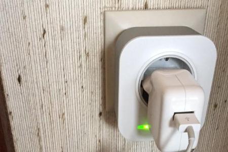 Der eingesteckte und eingeschaltete Zwischenstecker.