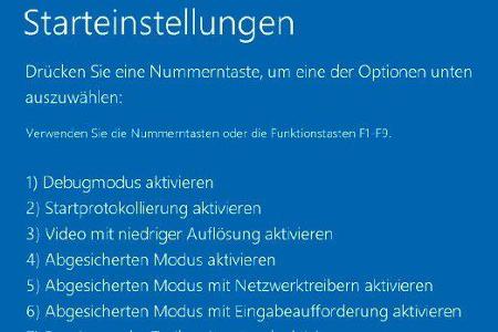 Das Auswahlmenü für den abgesicherten Modus versteckt sich in den blau hinterlegten Fenstern von Windows RE.