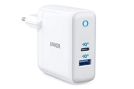 Anbieter wie Anker bieten Universalnetzteile an, mit denen sich sowohl Notebooks als auch Smartphones und Tablets aufladen l...