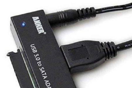 Interne SATA-Festplatten lassen sich per Adapter ohne Einbau mit dem PC verbinden.