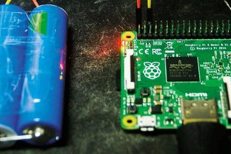 10. Akkupack verwenden: Nach erfolgtem Ladevorgang lässt sich mit dem Akkupack beispielsweise auch ein Raspberry Pi betreiben.