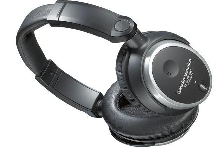 Mit einer aktiven Geräuschunterdrückung schirmen Modelle wie der Audio Technica ATH-ANC70 störende Außengeräusche ab.