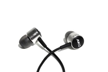 AKG K374 - Rein optisch überzeugt das AKG K374. Die geringe Länge des Gehäuses fällt auf. Das schwarze Kunststoffkabel hat e...