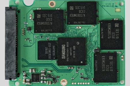 SSDs besitzen im Gegensatz zur Festplatte keine beweglichen Teile, sondern aufgelötete Chips auf einer Leiterplatine.