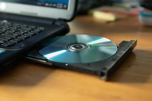 Notebook ohne CD- oder DVD-Laufwerk? So schaffen Sie Ersatz