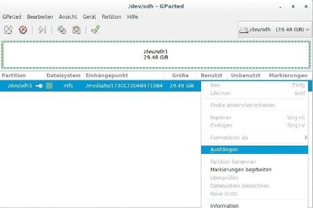 In Gparted wird die Speicherkarte über „Aushängen“ vom System abgemeldet. Danach wird eine neue FAT32-Partition erstellt.