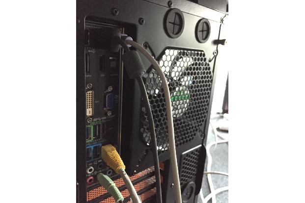 Kein Wunder, dass die klassischen Tower unter den Tisch gehören. Ein Schnittstellen- und Kabel-Chaos pur!