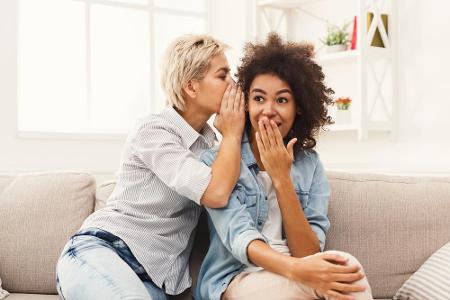 Nur hinter vorgehaltener Hand? Amazons Sprachassistentin Alexa kann nicht nur hilfreich, sondern auch ganz schön frech sein!...