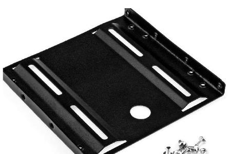 Mit einem Einbaurahmen, der für wenige Euro zu haben ist, lassen sich 2,5-Zoll-SSDs in einen 3,5-Zoll-Schacht einbauen.