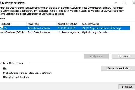 Eine Defragmentierung entfällt bei SSDs. In Windows werden SSDs das seit der Version 7 automatisch erkannt. Windows 8 und 10...