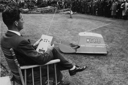 Der per Funk gesteuerte Rasenmäher auf der Chelsea Flower Show 1959.