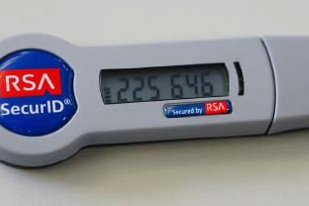 Security-Token kommen meist als Ausweise zur Absicherung von Transaktionen zum Einsatz. Hier ein USB-Stick mit Zwei-Faktor-A...