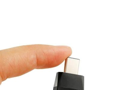Mit dem PNY-Adapters lassen sich neue Smartphones mit einem alten Ladekabel aufladen.