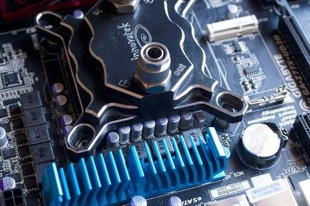 Hier im Bild: System mit Sandy-Bridge-CPU, offenem Multiplikator und großzügig dimensionierter Wasserkühlung.
