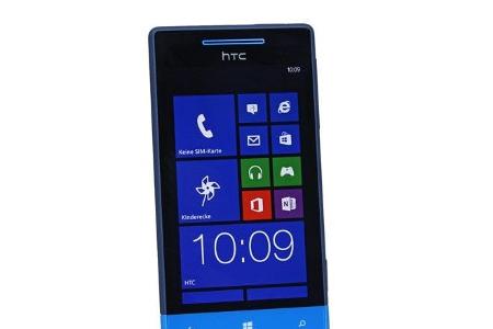 Ein Knaller - aber nur von außen. Das bunte und gefühlt hochwertige Gehäuse vom HTC Windows Phone S8 weiß zu gefallen. Akku ...