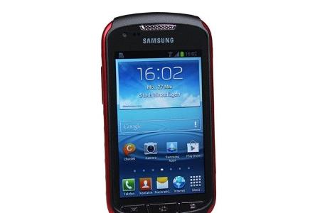 Das Samsung Galaxy Xcover 2 spricht vor allem Outdoor-Fans an - schließlich ist es wasser- und staubfest. Zudem kann Ihnen d...