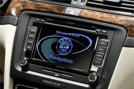 Viele Autoradios bieten einen Aux-Eingang und lassen sich damit über ein portables DAB-Radio mit Digitalempfang nachrüsten.