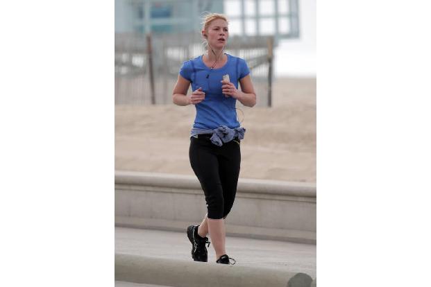 ...am Strand von Los Angeles bei einer Laufeinheit gesichtet. Mit dabei: Ihr Smartphone und ihre Kopfhörer, um sich beim Tra...