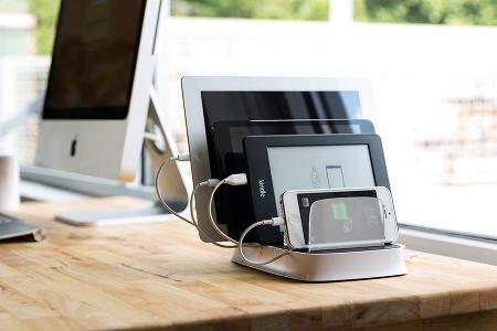 Das Power Dock 5 dient nicht nur als Ständer, sondern auch als Ladestation.
