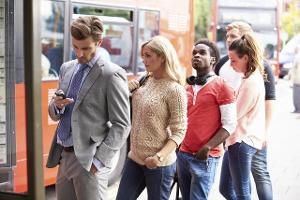 Mit Bus und Bahn: Das sind die 8 besten Apps für den ÖPNV