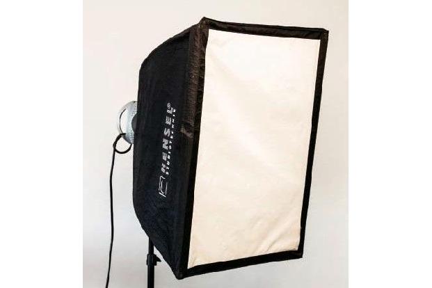 Der Klassiker unter den Lichtformern sind Softboxen, die das Licht von Studiolampen oder Blitzgeräten weichmachen. Preiswert...
