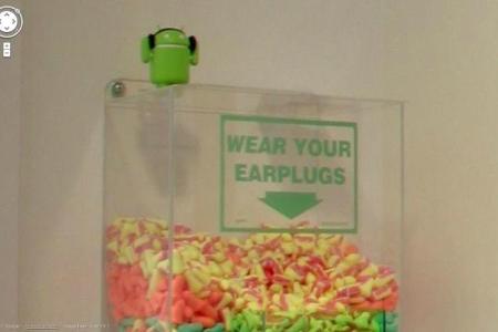 Lustige Schnappschüsse aus dem Datenzentrum von Google: Der Androide zeigt, wie es geht.
