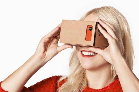 Mehr braucht man nicht. Das Cardboard von Google ist ein Pappkarton mit Plastiklinsen, in den das Smartphone kommt.