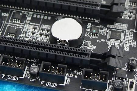 CMOS-Batterien müssen nach einigen Jahren gewechselt werden.