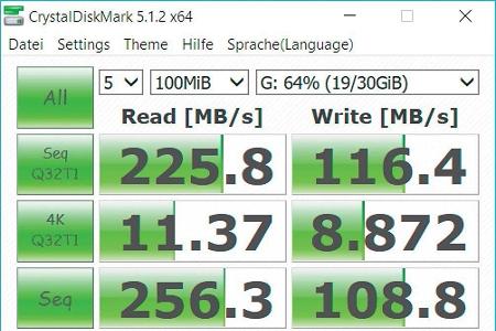 Das Freeware-Tool CrystalDiskMark liefert Erkenntnis über die Schreib- und Lesegeschwindigkeit des USB-Sticks.