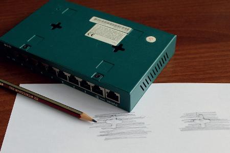 Router an Bohrschablone aufhängen