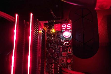 Auf dem Mainboard befindliche LEDs zeigen an, wo das Problem liegt. Ihre Bedeutung, verrät das PC-Handbuch.