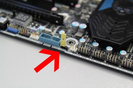 Mit dem roten Pfeil ist der „Clear CMOS“-Jumper markiert, mit dem das BIOS zurückgesetzt wird.