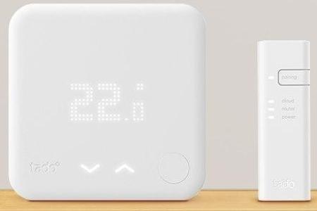 Tado-Wandthermostat und die Bridge zur Verbindung mit dem Router. Die Bridge wird auch für den Heizkörperthermostat benötigt.