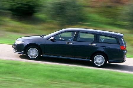 Der Kombi heißt nun Tourer. Honda bietet nun auch den ersten selbst entwickelten Selbstzünder an. Er bleibt bis 2008 im Prog...
