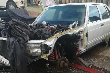 Zuerst war die Front dran. Vorne war die Karosserie frei von Durchrostung. Eine neue Frontscheibe und der Stabilisator waren...