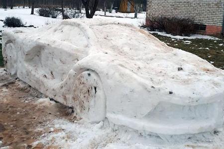 Ferrari LaFerrari aus Schnee