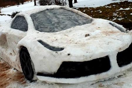 Ferrari LaFerrari aus Schnee