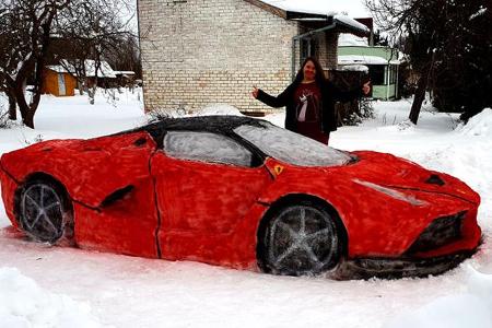 Ferrari LaFerrari aus Schnee