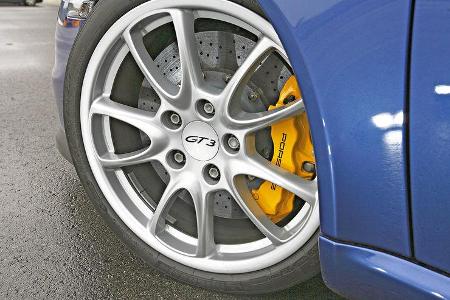 Hohe Reserven: neue 19-ZollRäder mit Spezialreifen (Michelin Pilot Sportcup), vergrößerte Keramik-Bremsscheiben gegen Aufpreis.