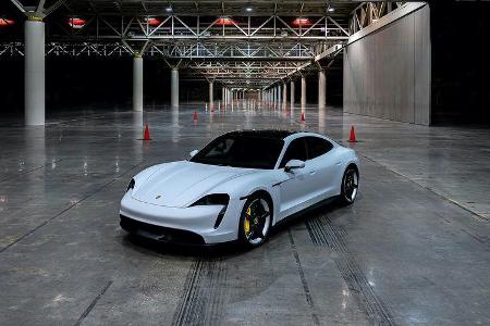 Porsche Taycan Turbo S beim Hallen-Sprint-Guinness-Weltrekord mit Leh Keen